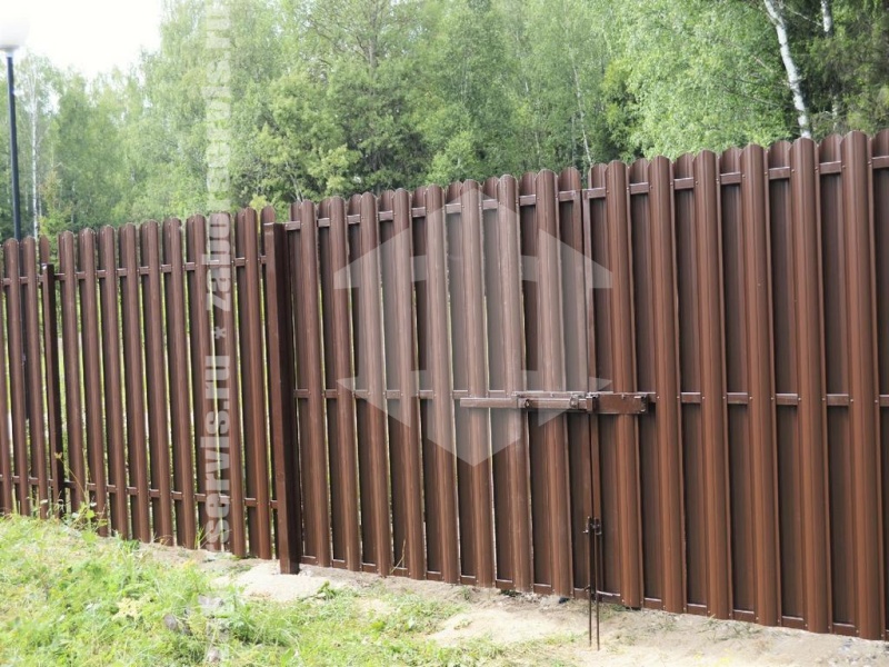 Забор из евроштакетника с забивными столбами 146 метров