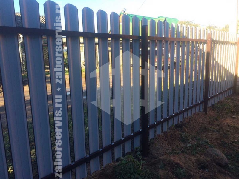 Забор из евроштакетника с забивными столбами 104 метра