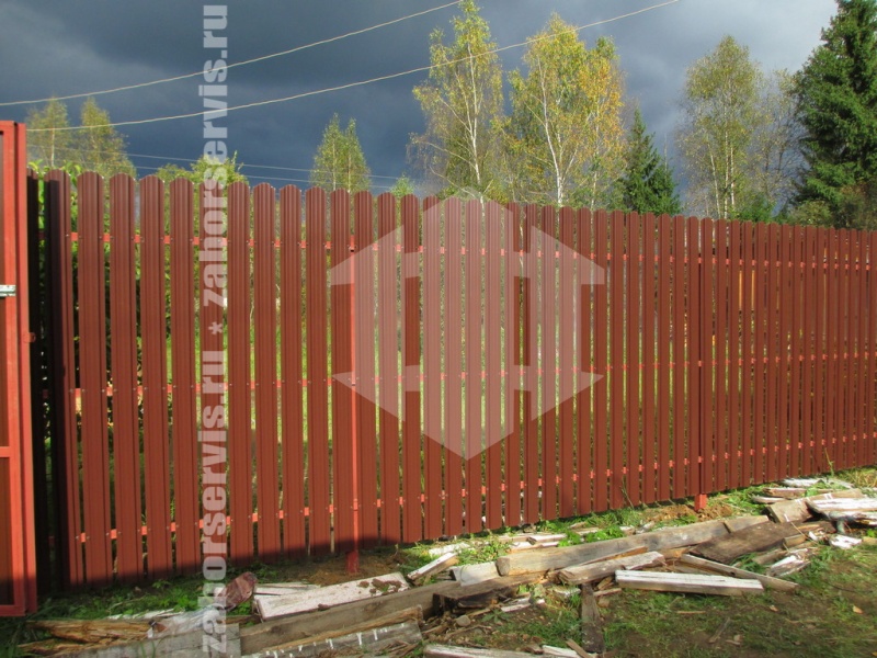 Забор из евроштакетника с забивными столбами 125 метров