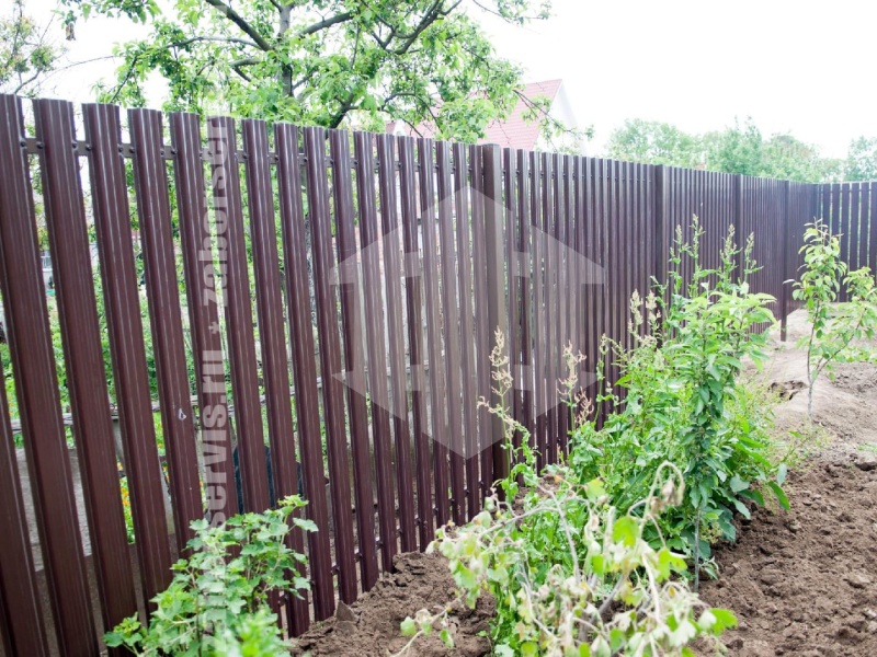 Забор из евроштакетника с бетонированием столбов 55 метров