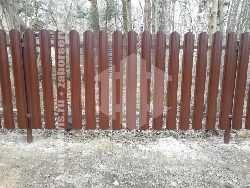 Забор из металлического штакетника коричневый 26 метров
