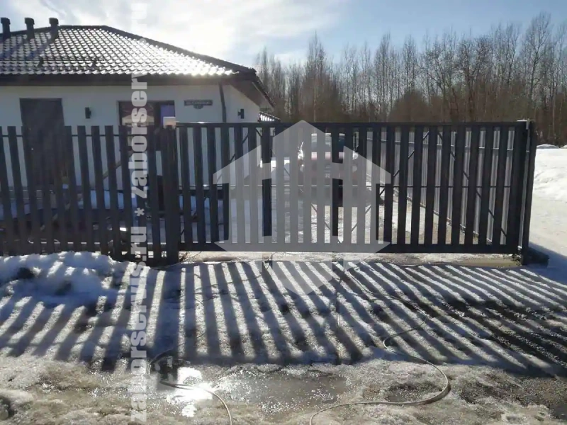 Забор из металлического штакетника с воротами 69 метров