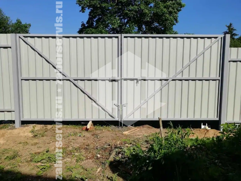 Забор из профнастила с утрамбовкой столбов щебнем 50 метров