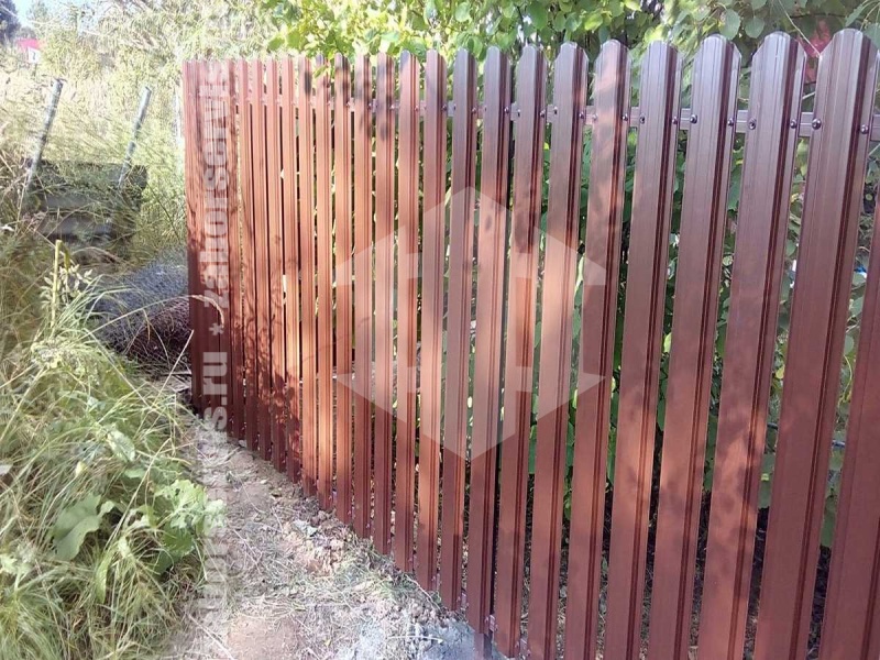 Забор из металлического штакетника 70 метров
