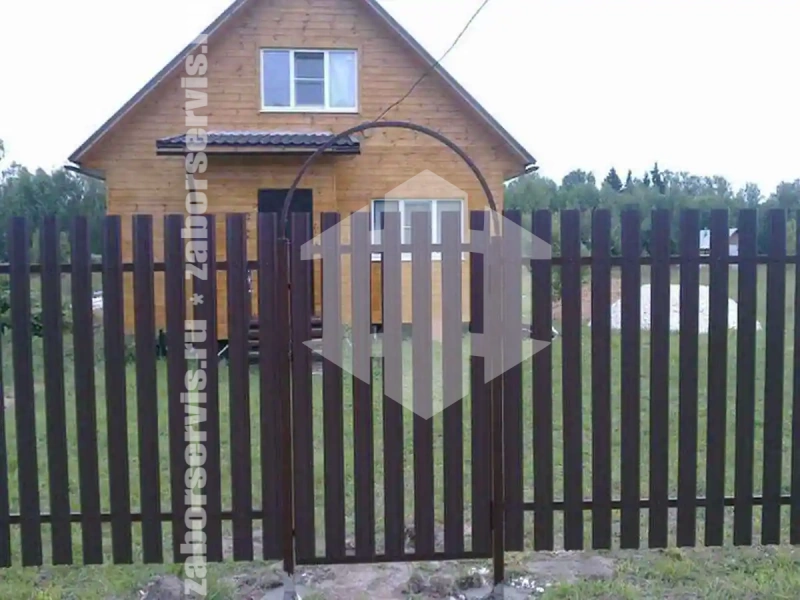 Забор из металлического штакетника коричневый 73 метра