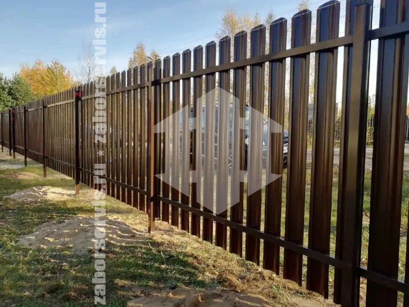 Забор из металлического штакетника коричневый 70 метров