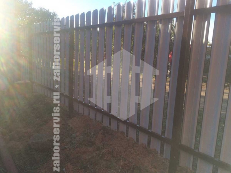 Забор из евроштакетника с забивными столбами 104 метра