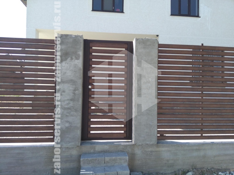 Забор из евроштакетника с кирпичными столбами 102 метра