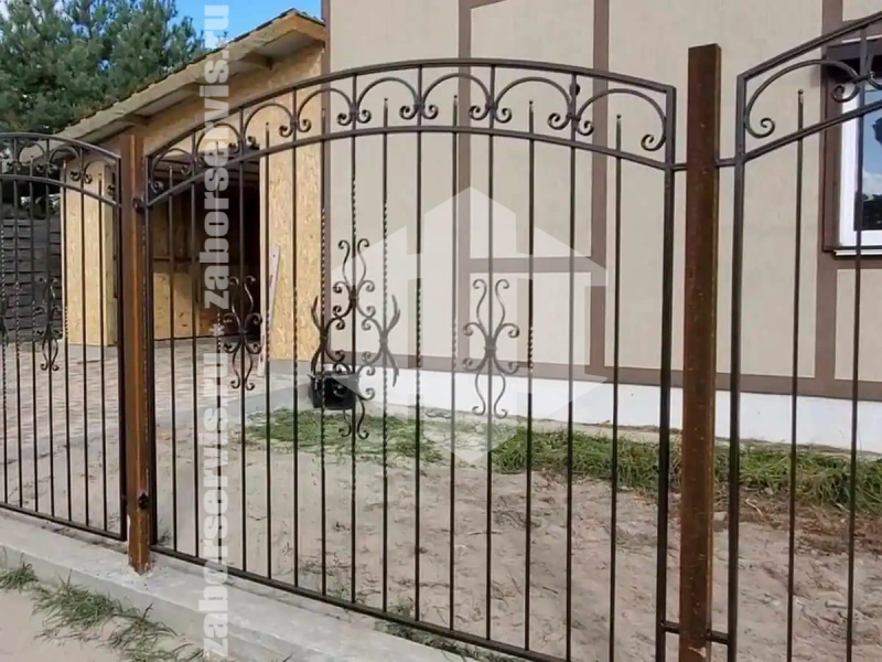 Кованый забор с распашными воротами 45 метров
