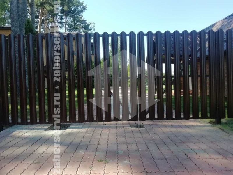 Забор из металлического штакетника с воротами и калиткой