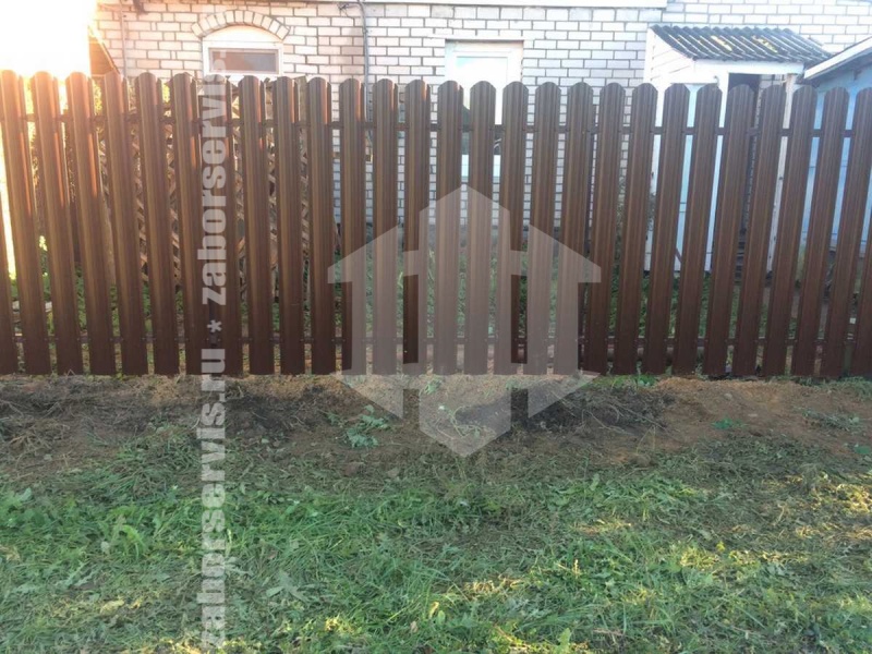 Забор из евроштакетника с забивными столбами 104 метра