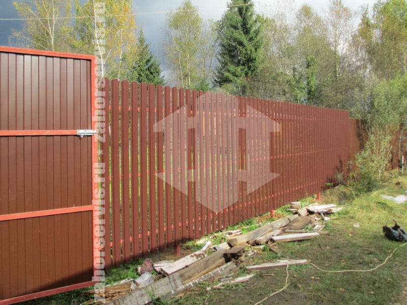 Забор из евроштакетника с забивными столбами 125 метров