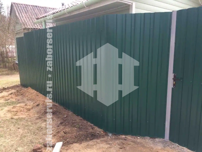 Забор из профнастила на забивных столбах 45 метров