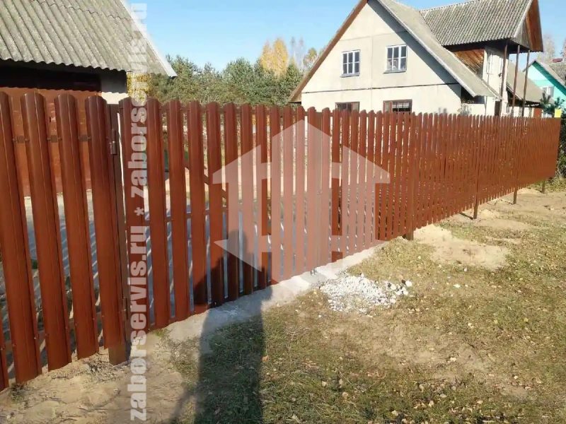 Забор из металлического штакетника коричневый 70 метров