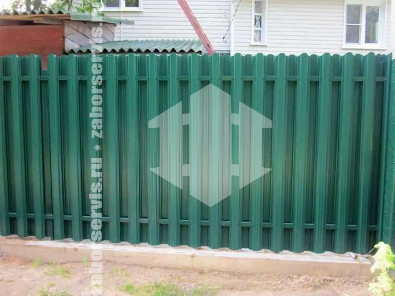 Заборы из металлического штакетника шахматка 74 метра