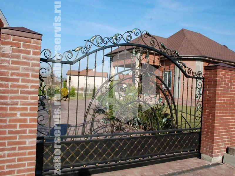 Кованый забор с распашными воротами 55 метров