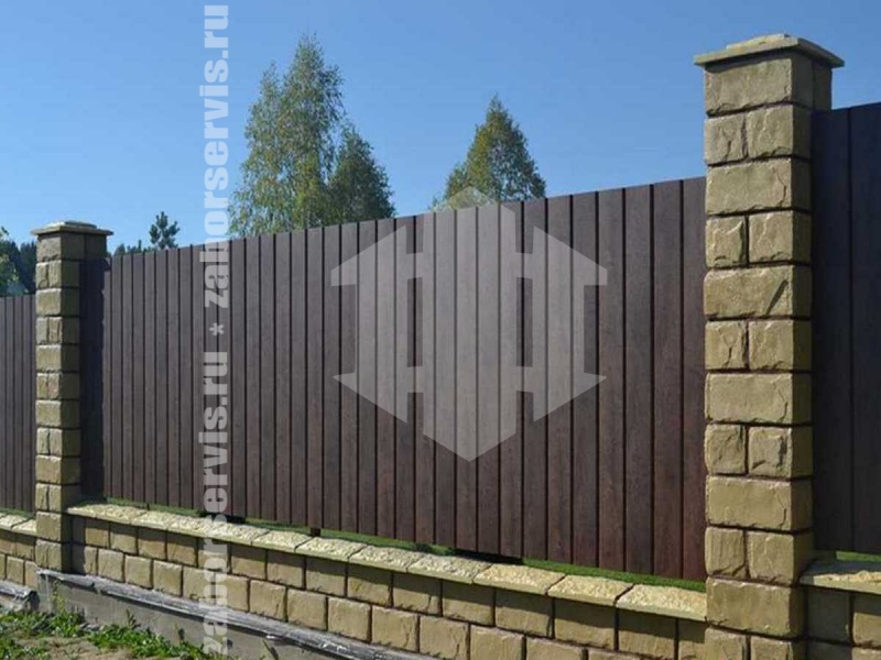 Забор из профнастила под дерево 26 метров