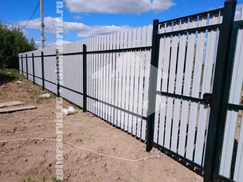 Забор из металлического штакетника 99 метров