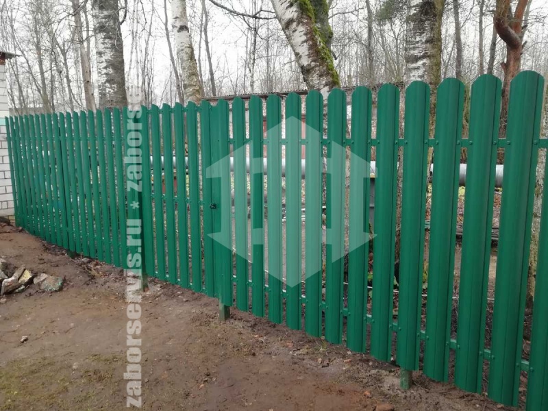 Забор из металлического штакетника зеленый