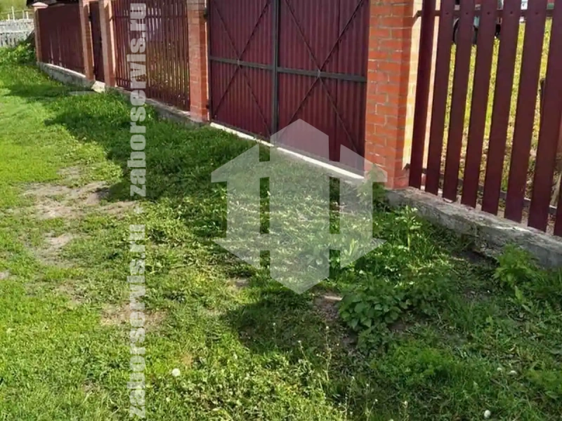 Забор из металлического штакетника с воротами 67 метров