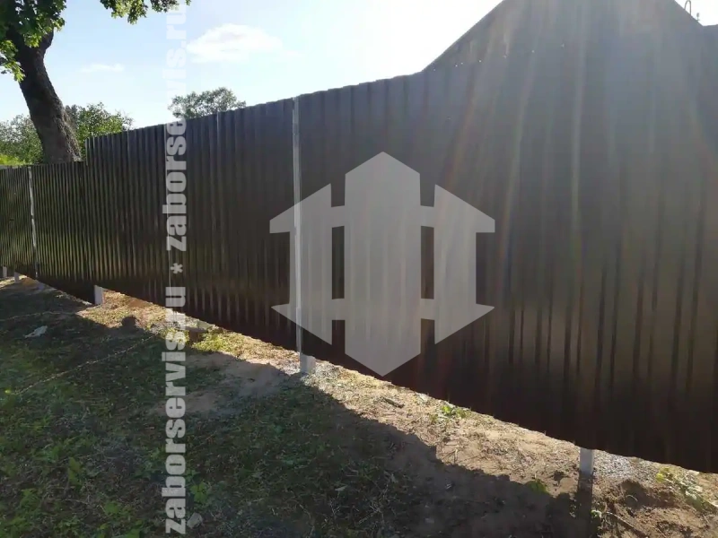 Забор из профнастила с утрамбовкой столбов щебнем 50 метров