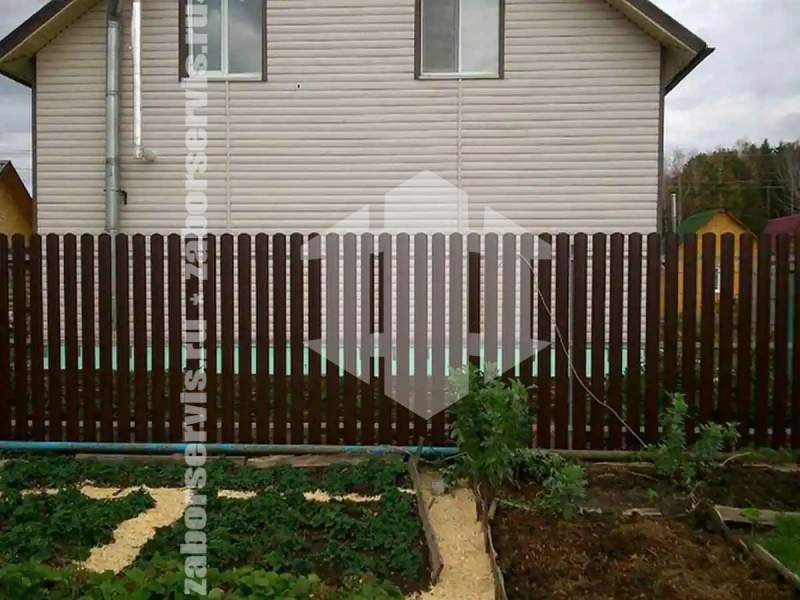 Забор из металлического штакетника коричневый 76 метров