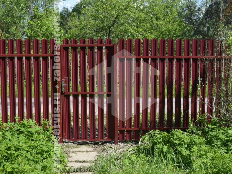 Забор из евроштакетника с утрамбовкой щебнем 73 метра