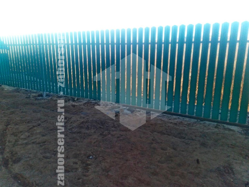 Забор из евроштакетника с бетонированием столбов 28 метров