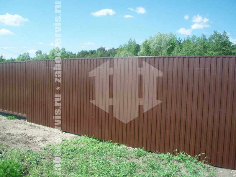 Забор из профнастила с утрамбовкой щебнем 26 метров