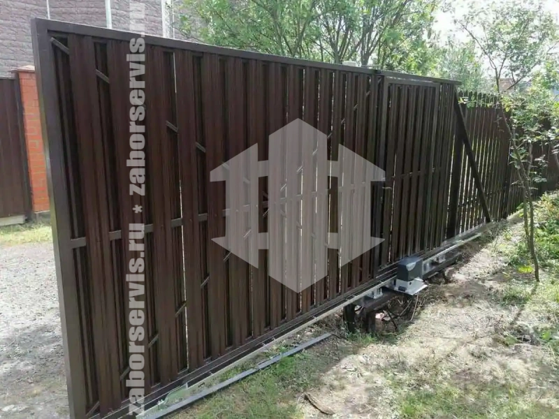 Забор из металлического штакетника с воротами 66 метров