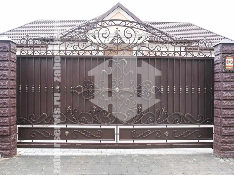 Кованый забор с откатными воротами 46 метров