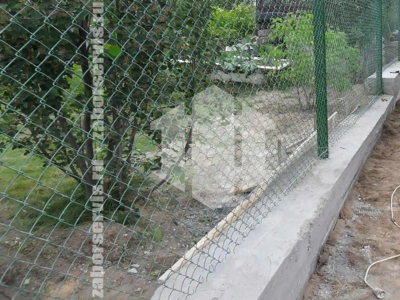 Забор из сетки рабицы на ленточном фундаменте 70 метров