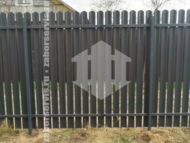 Забор из евроштакетника с бетонированием столбов 56 метров