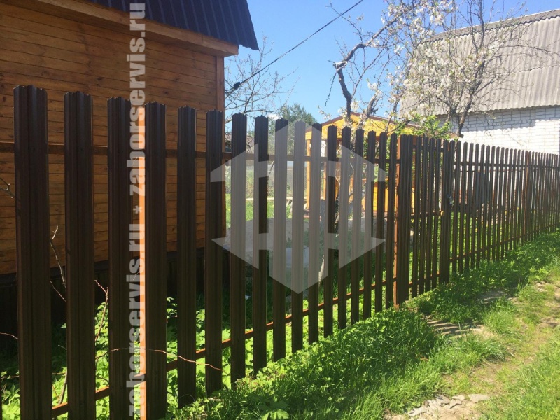 Забор из евроштакетника с утрамбовкой щебнем 14 метров